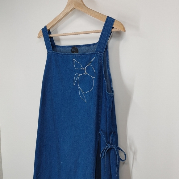 Millie & Lou Faux Wrap Midi Dress - Picture 2 of 9